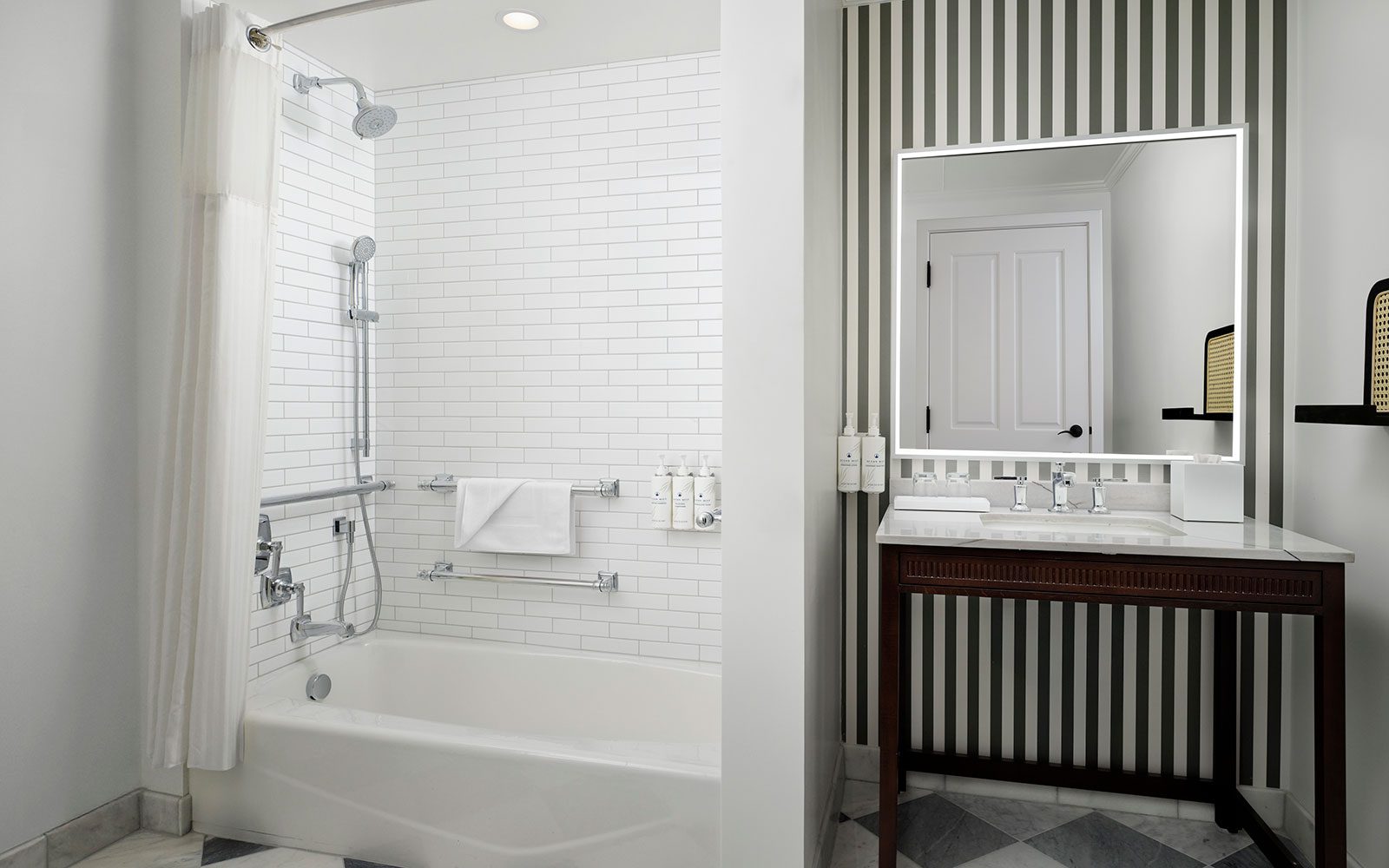 Victorian Garden View Veranda – Mobility/Hearing Accessible with Tub